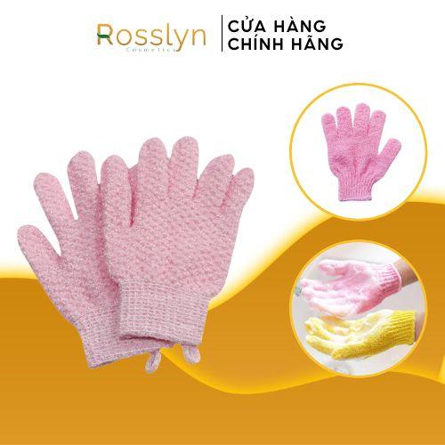 Găng tay tắm đang loại bỏ lớp da chết sần sùi trên cánh tay